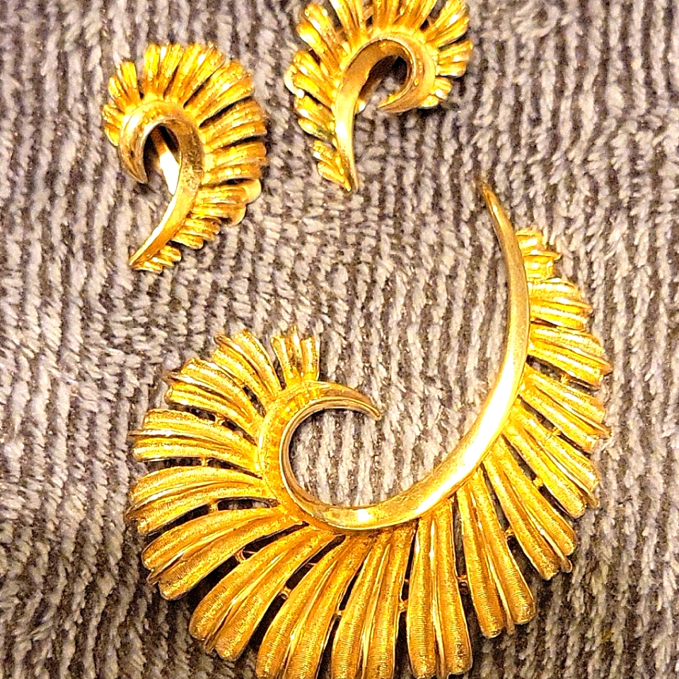 Vintage Coro Brooch And Clip On Earrings 20$